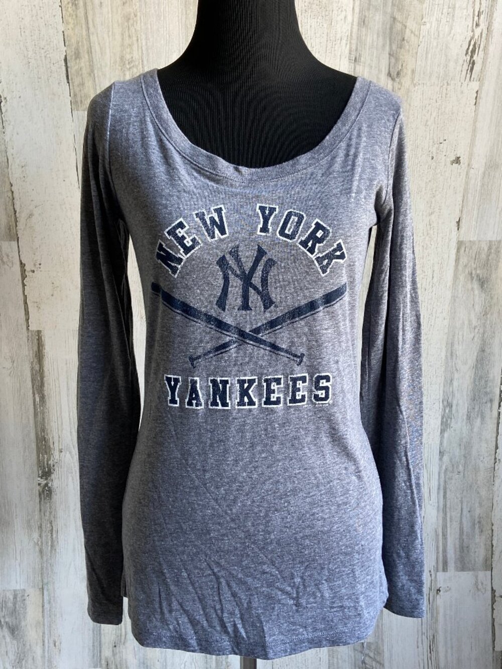 NWT MLB New York Yankees Size Large Long Sleeve Logo Tee Grey Scoop Neck